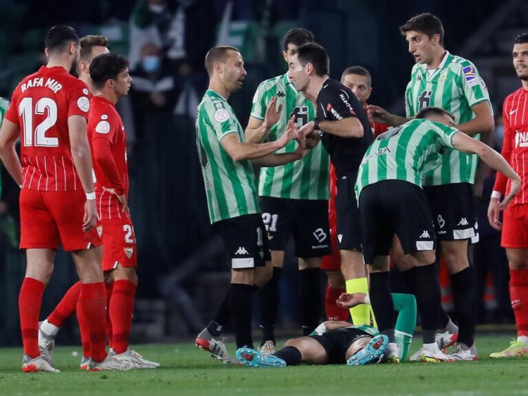 El Betis-Sevilla se disputará este domingo a puerta cerrada tras suspenderse por la agresión a Joan Jordán