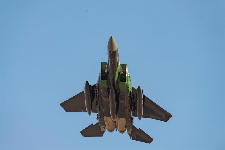 La coalición árabe bombardea posiciones de la capital de Yemen en represalia por el ataque con drones en Abu Dhabi