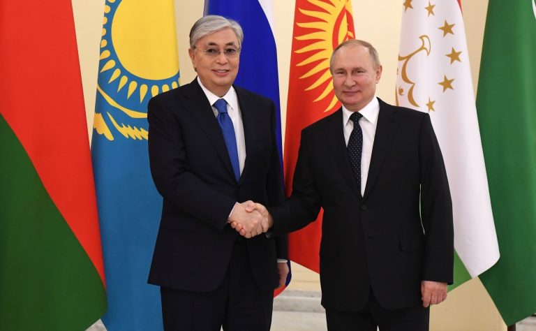 Putin negocia con el presidente Tokayev una cumbre regional para abordar la crisis en Kazajistán