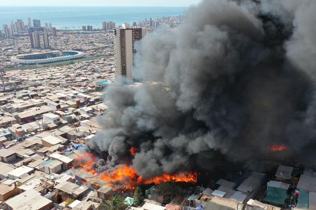 El fuego arrasa una treintena de chabolas en una barriada al norte de Chile
