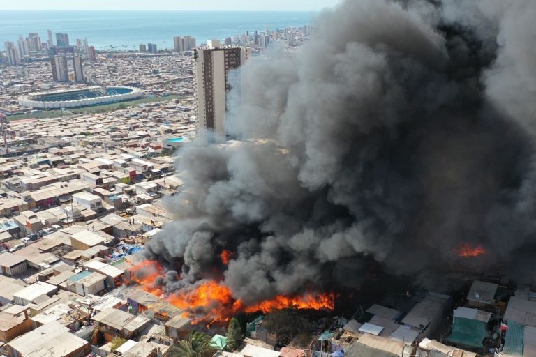 El fuego arrasa una treintena de chabolas en una barriada al norte de Chile