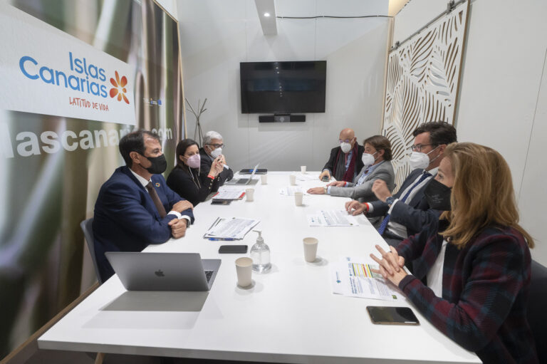Gobierno y patronal se comprometen a reducir emisiones del sector turístico de Canarias