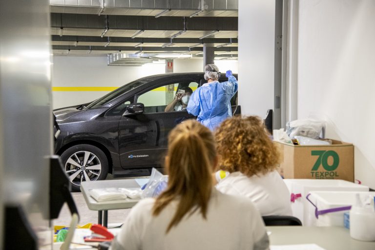 Canarias registra 12 muertes en una jornada en la que los contagios bajan a 843