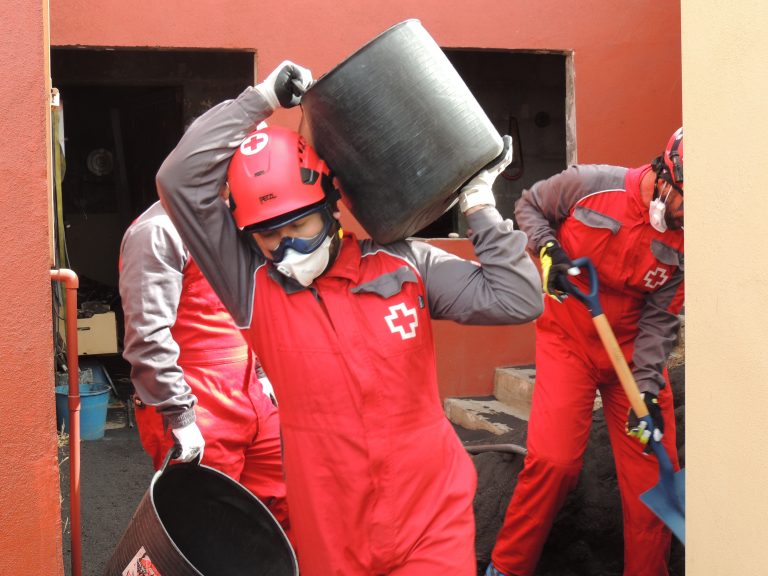 Cruz Roja continúa con la atención de emergencia en La Palma tras la erupción