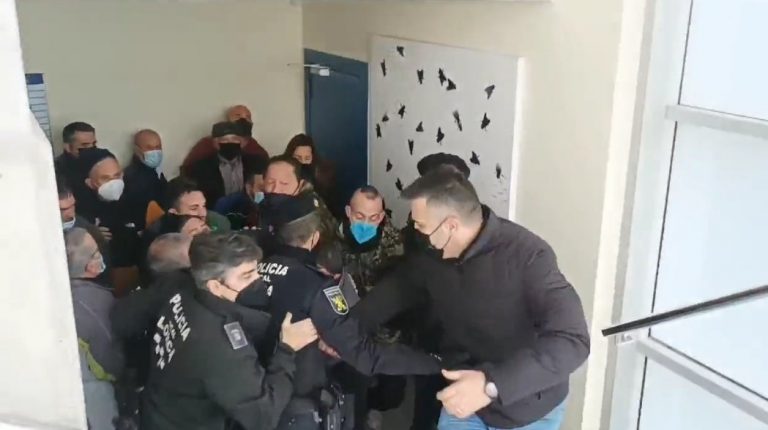 Un grupo de ganaderos irrumpe en el Ayuntamiento de Lorca y obliga a suspender el pleno