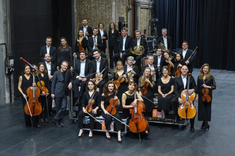La Orquesta de Cámara de París llega a Canarias bajo la batuta del director Antonio Méndez
