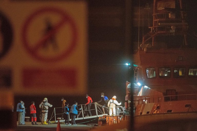 222 personas llegaron a las islas durante la noche del domingo a bordo de cuatro pateras