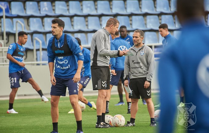 Larrea y Carlos Ruiz, bajas en el Tenerife para recibir al Real Oviedo