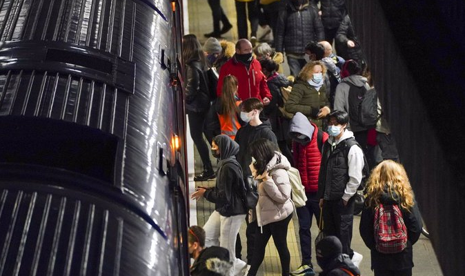 Boris Johnson confirma que levantará las restricciones de la sexta ola de la pandemia