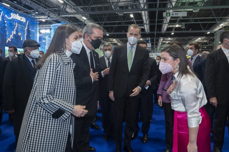 Los reyes visitan el espacio de Canarias en Fitur para solidarizarse con La Palma