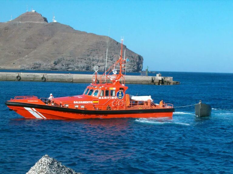 Salvamento Marítimo socorre a tres pateras en la ruta canaria