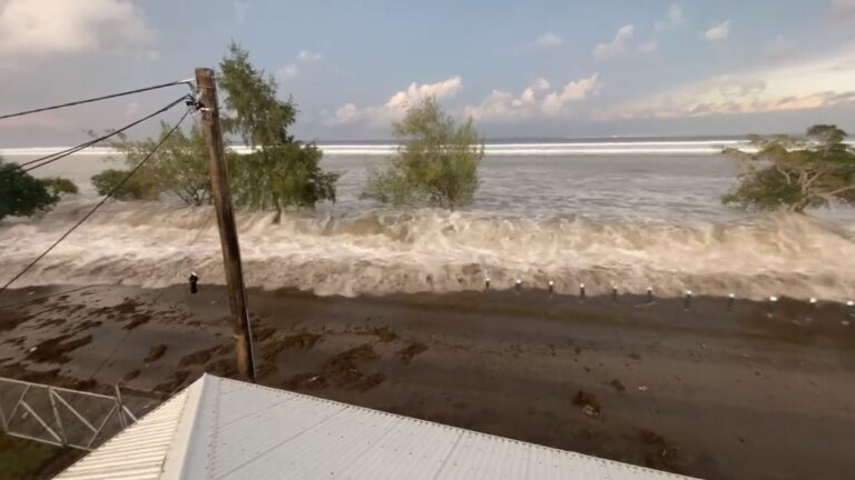 Un tsunami provocado por un volcán submarino provoca evacuaciones masivas en Tonga