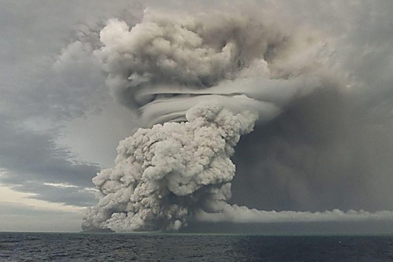 Tonga habla de un «desastre sin precedentes» tras la erupción volcánica y posterior tsunami