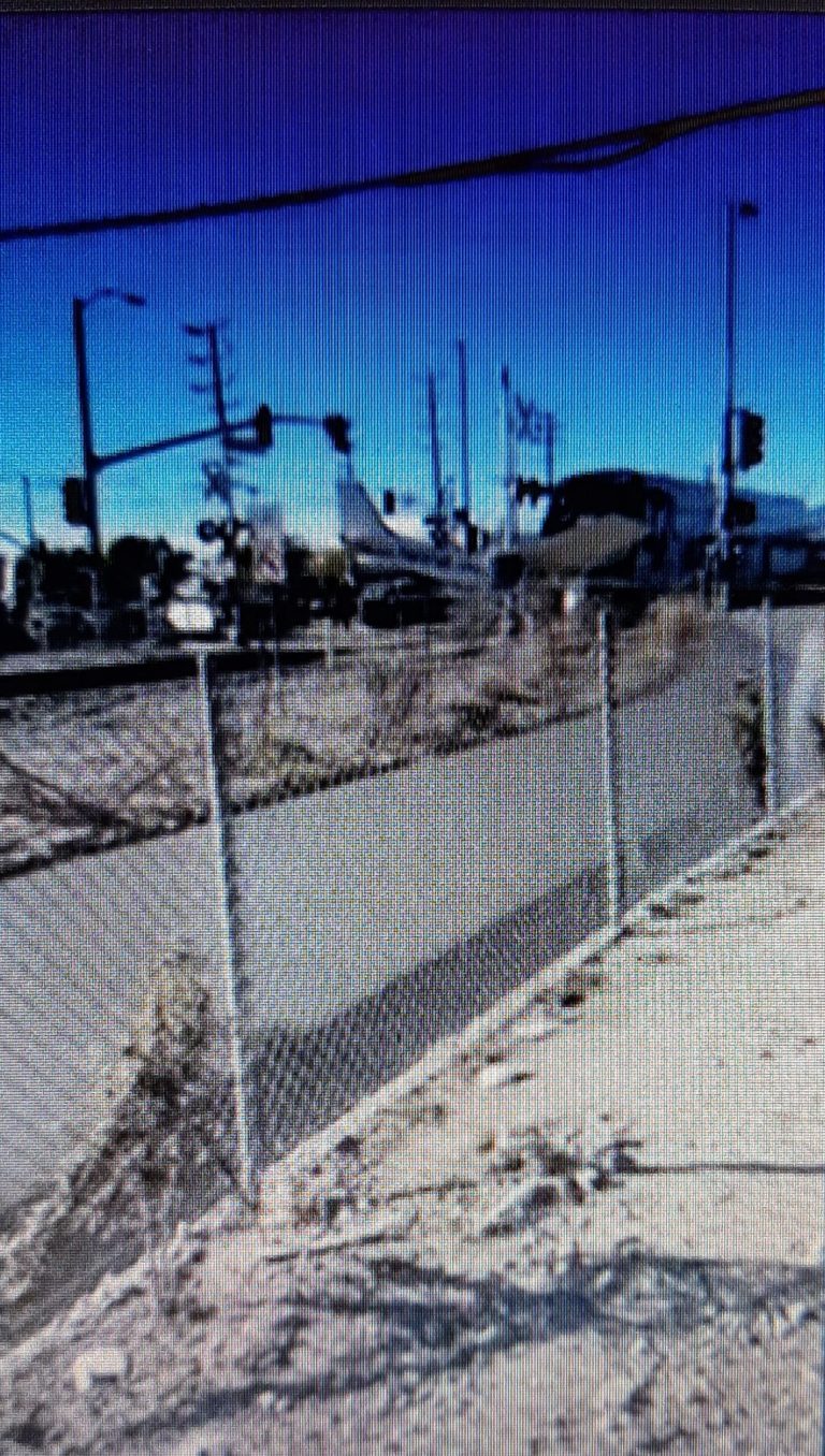 Un tren arrolla una avioneta que cayó sobre las vías en Los Ángeles