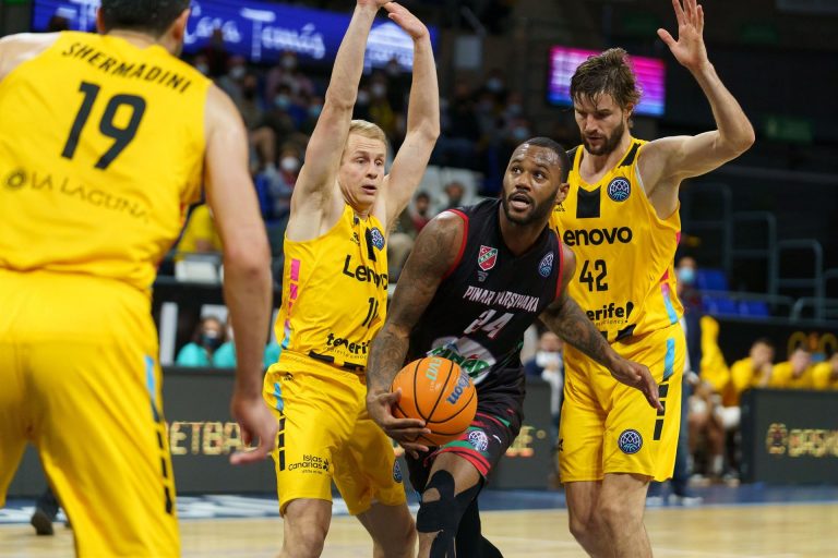 El Lenovo Tenerife hace suyo el tercer partido y se clasifica para el Top 16 (74-71)