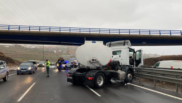 La colisión de un transporte de combustible y un turismo provoca retenciones en la TF-1