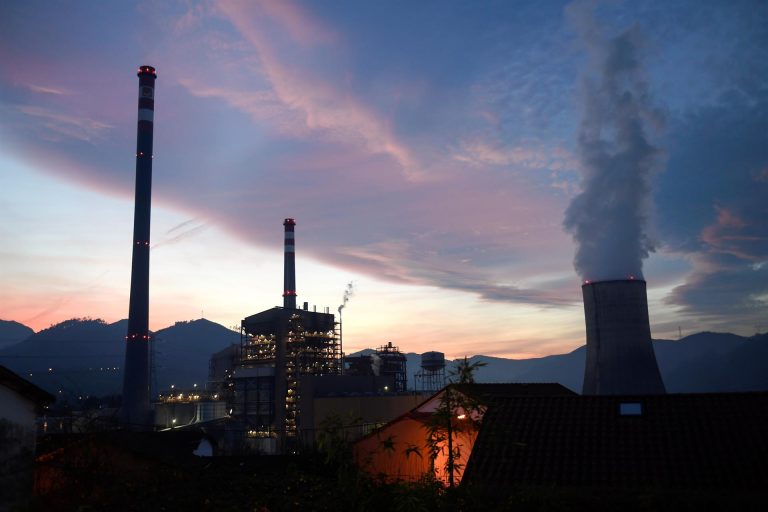 La luz cae este sábado un 6%, aunque sigue superando los 200 euros/MWh