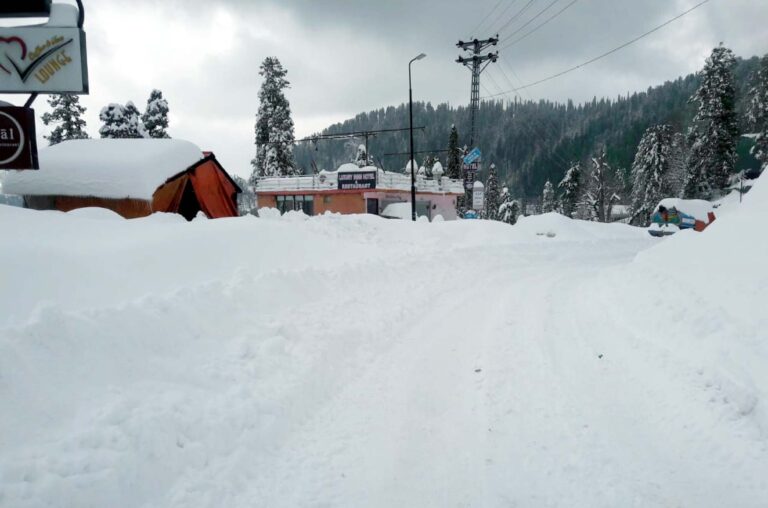 Una fuerte nevada en una conocida estación de montaña de Pakistán deja 21 muertos y miles de afectados
