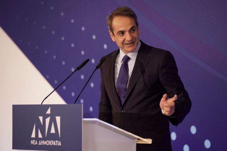 Grecia empezará a multar a los mayores de 60 años no vacunados