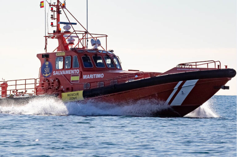 Salvamento rescata a 319 inmigrantes con 24 niños a bordo en Gran Canaria y Lanzarote