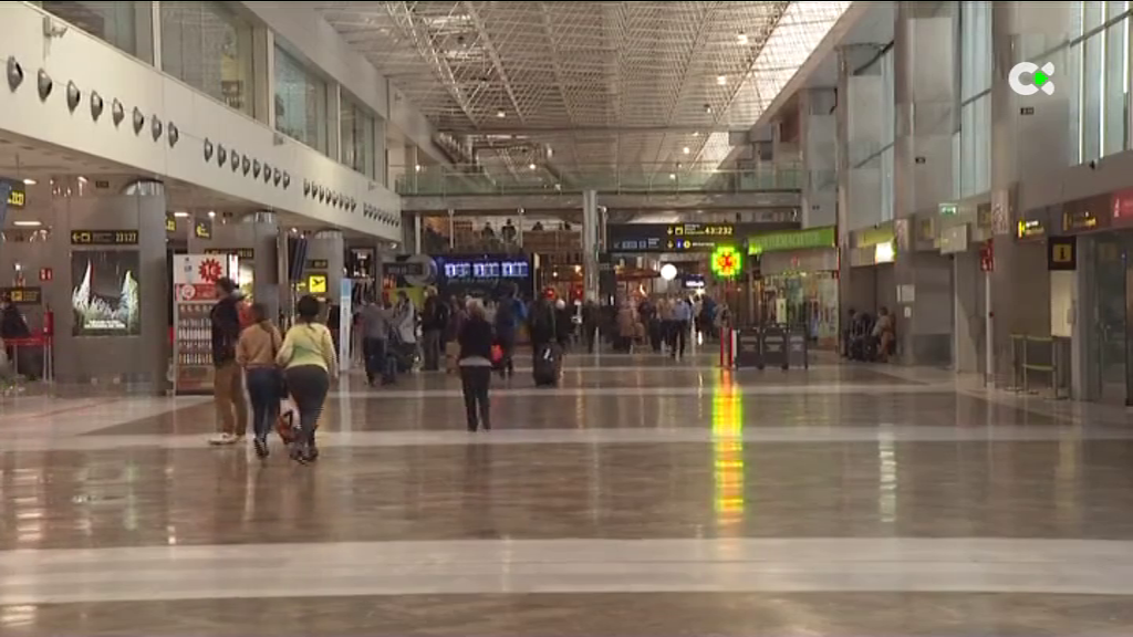La calima y la niebla provocan una decena de cancelaciones y 16 desvíos en los aeropuertos de las islas