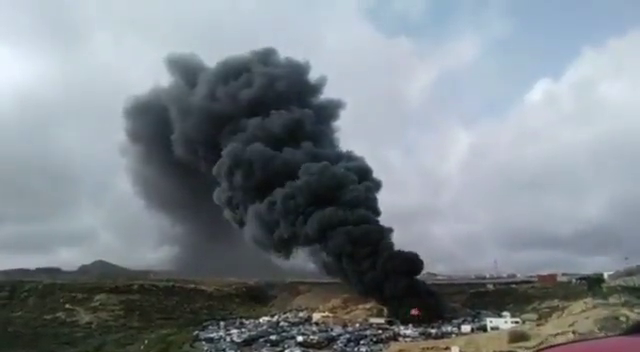 Arde una planta de desguaces en Granadilla de Abona