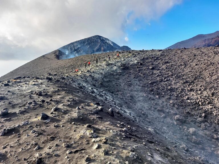 El volcán de La Palma alcanza una altura de 1.120 metros sobre el nivel del mar