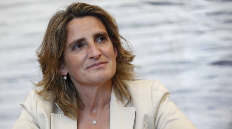 La ministra Ribera anuncia para verano la transferencia de la gestión de costas con Canarias