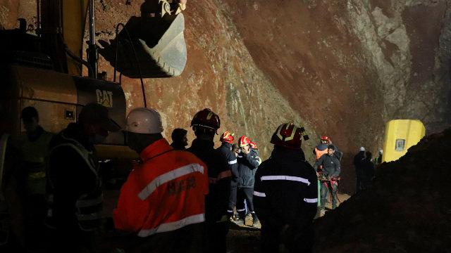 Los equipos de rescate superan una roca y se acercan a la profundidad donde está Rayan