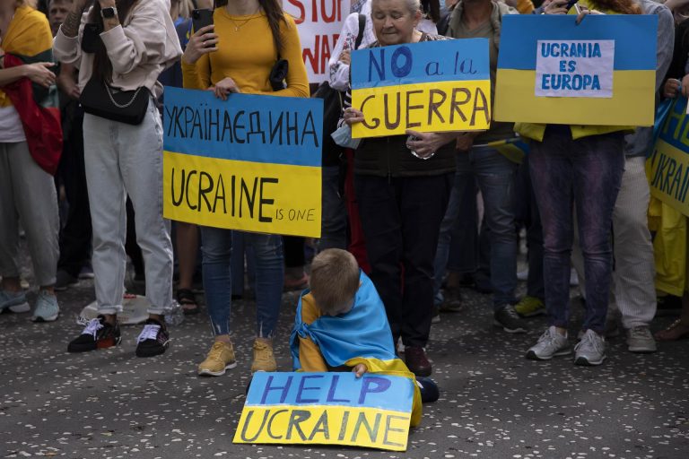 Centenares de personas se manifiestan en Tenerife contra la guerra en Ucrania