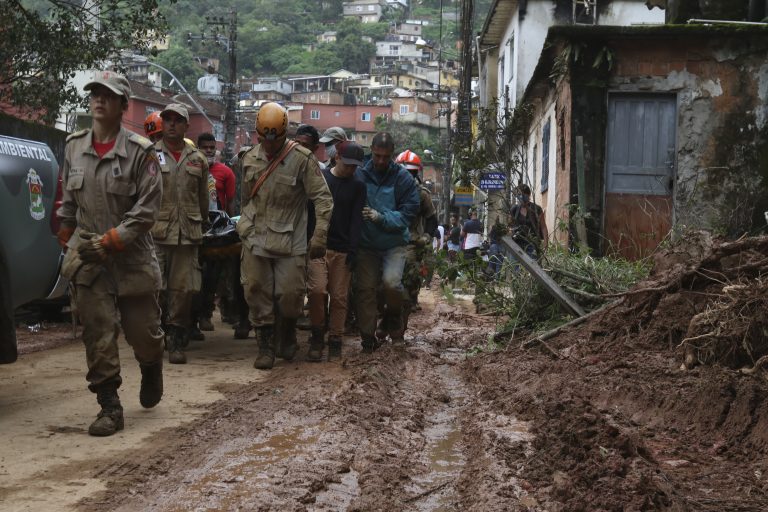 Ascienden a 94 los muertos por las inundaciones en Petrópolis, en el sur de Brasil