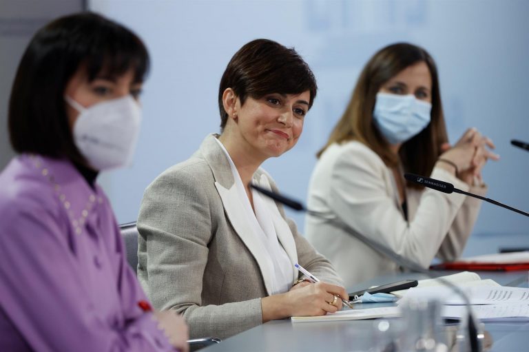 Gobierno y PSOE piden que se aclare las acusaciones sobre el contrato del Gobierno madrileño