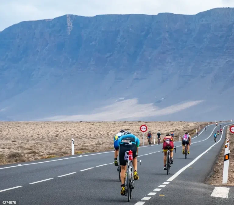 Cerca de 570 triatletas de 30 países disputan este sábado el Club La Santa Volcano Triathlon en Lanzarote