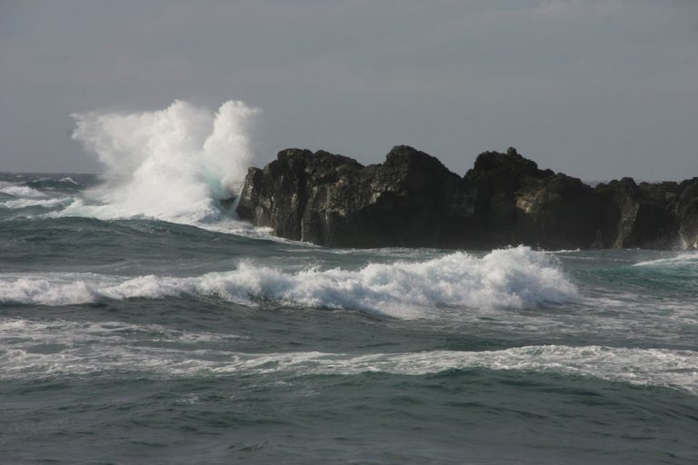 Fuerte viento y oleaje en Canarias también este lunes