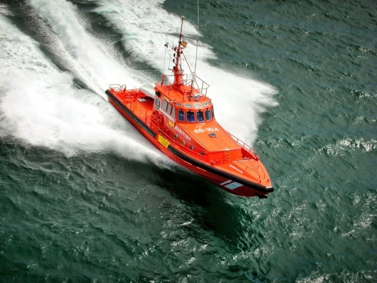 Salvamento traslada a Tenerife a 61 subsaharianos que navegaban en un cayuco