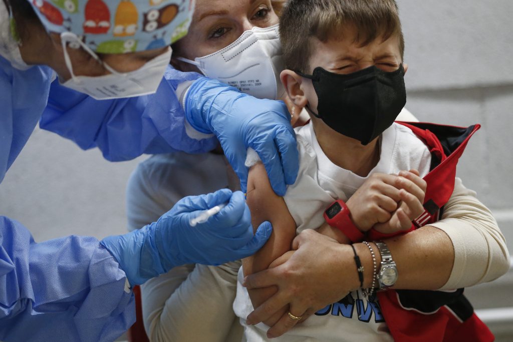 El juez retira la patria potestad a unos padres que exigen que su hijo enfermo reciba transfusiones de sangre de personas no vacunadas de Covid-19