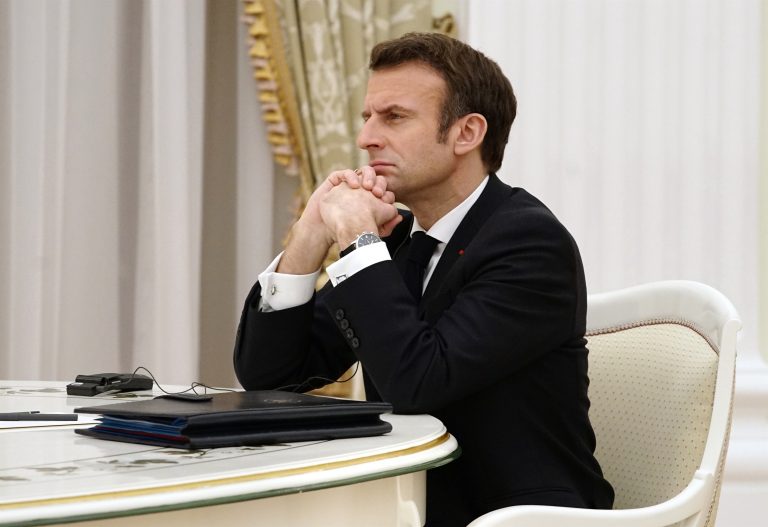 Macron plantea un embargo europeo al petróleo y al carbón ruso tras lo ocurrido en Bucha