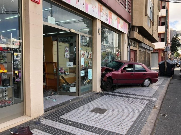 Una conductora choca contra un escaparate en Las Palmas de Gran Canaria