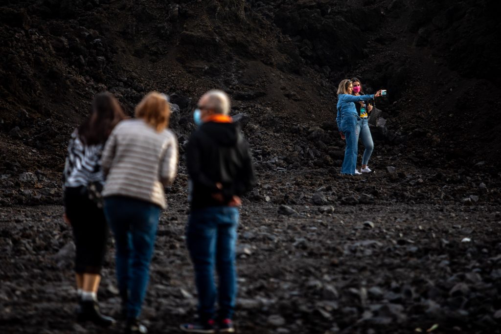 Definir un plan de infraestructuras turísticas. Imagen: Turistas en La Palma. Imagen de recurso Europa Press