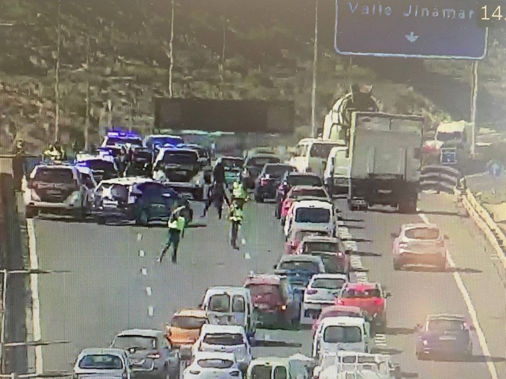 Una persona se fuga y provoca un accidente en la GC-1, a su paso por Telde
