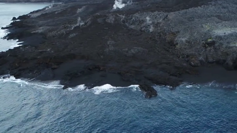 Los científicos comienzan a analizar sobre el terreno la nueva fajana de La Palma