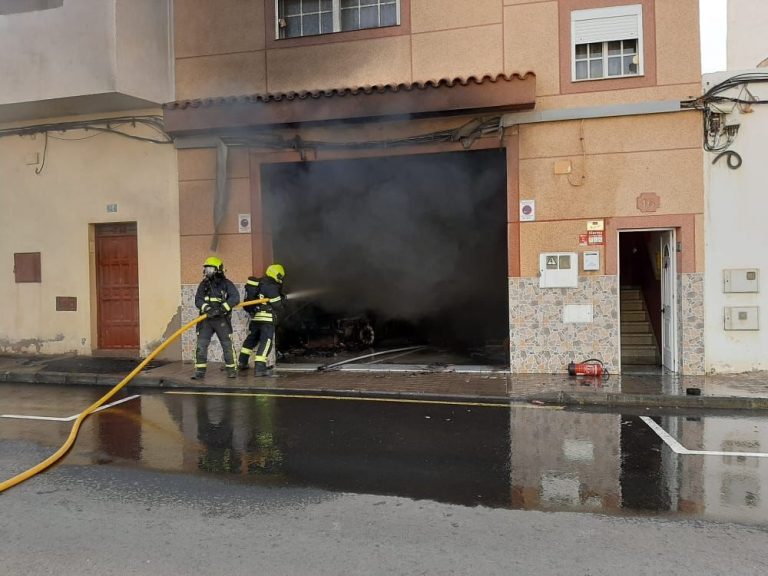 Muere un hombre tras estrellar su coche contra la casa de su expareja y prender fuego al garaje