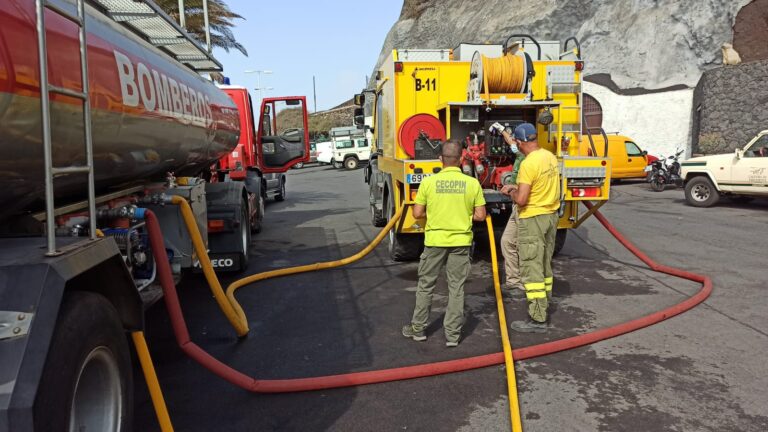 El dispositivo de reparto de agua para limpieza de viviendas por el volcán realiza casi 1.000 entregas