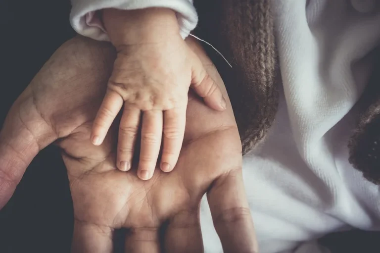 Casi la mitad de los niños en España tienen padres no casados