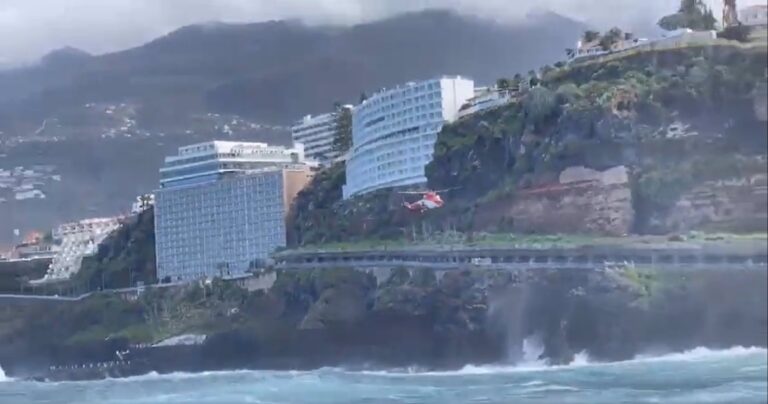 Buscan por tierra, mar y aire a una persona desaparecida en la costa de Puerto de la Cruz, en Tenerife