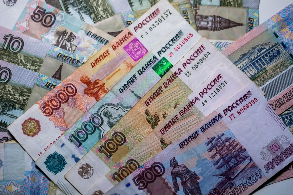 Rusia impone un `corralito´ y limita a 10.000 dólares la retirada de efectivo en divisas