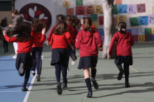 Cataluña eliminará las cuarentenas en los grupos escolares