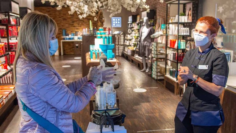Los expertos consideran que aún es pronto para eliminar las mascarillas en interiores