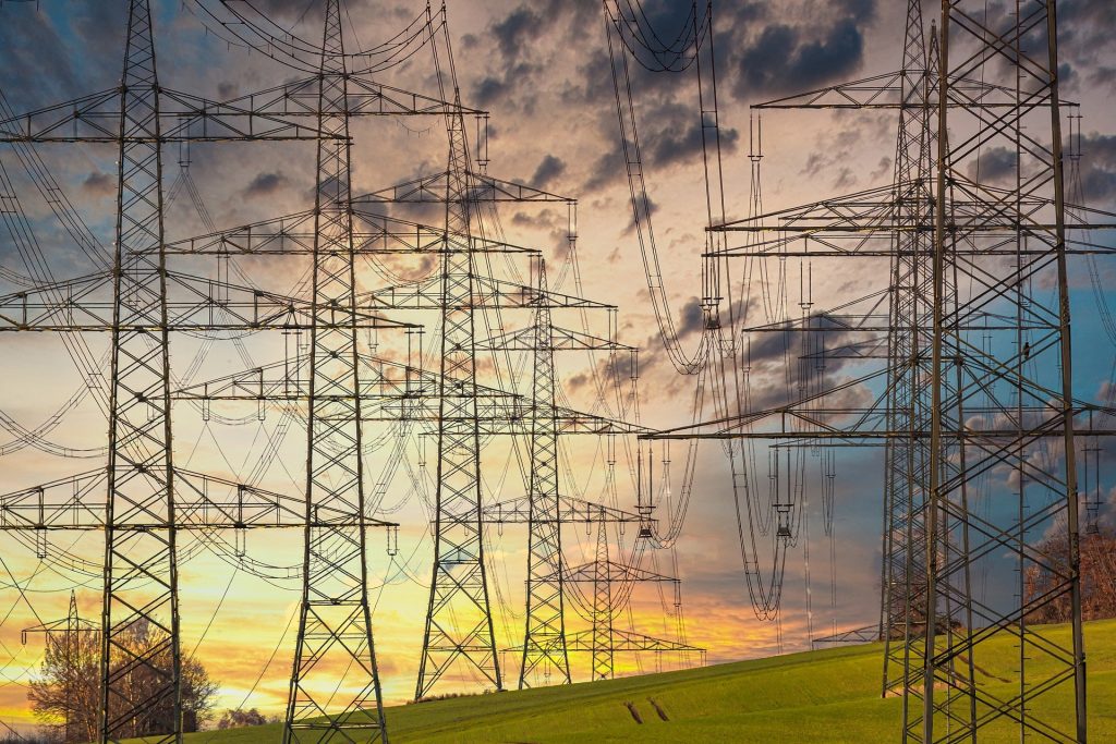 El precio de la luz baja este lunes un 40% hasta 130 euros MWH, mínimo de diciembre