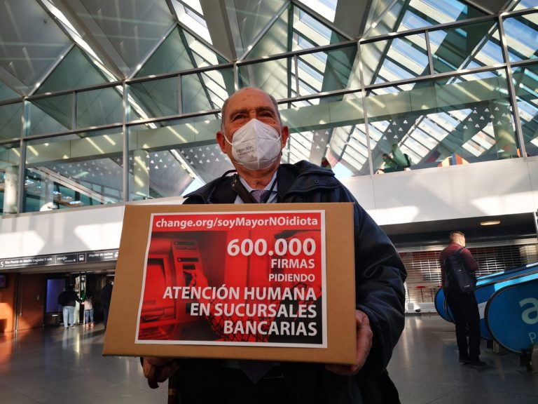 La campaña SoyMayorNoIdiota registra 600.000 firmas en el Ministerio de Economía